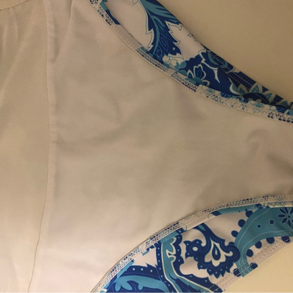 One piece swimsuit with a clinched waist - Picture 4 of 6